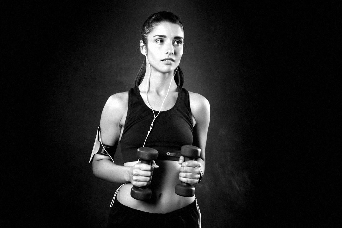 Mujer entrenando con mancuernas