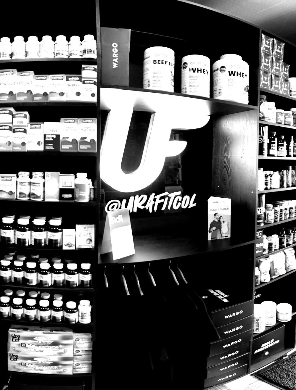 Letrero UF iluminado en la tienda